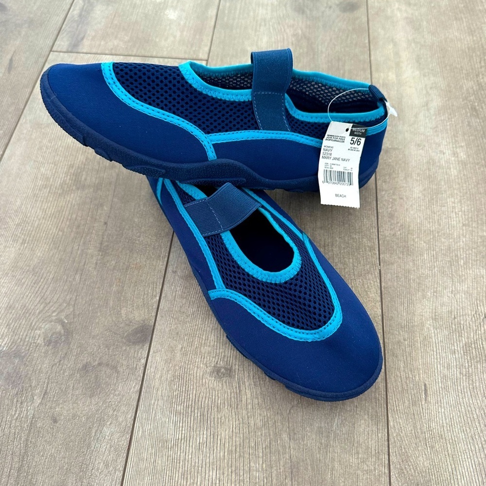 New Athletech Women’s Mary Jane Water Shoes Size 5/6
Blue
Beach
New with tags